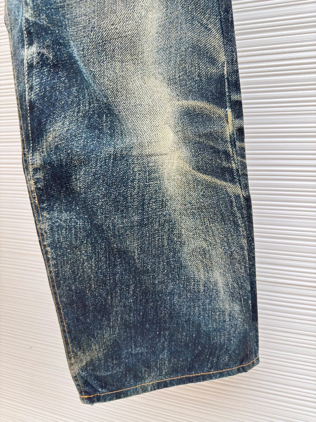 Acne Studios chain 3D printed straight jeans ●Authentic product: Purchased and developed by 4379 ●Item number: 1680156-A75 ●Material: denim ●Technology: Printing ●Version: fitted version ●Weight: about 600 grams ●Size: 42-44-46-48-50-52 ●Description: 1981M jeans are loosely cut, low-waisted, wide-legged and long. Decorated with a seasonal trompe l'oeil print and made from mid-blue washed non-stretch denim. The overall wiring is straight and delicate, the fabric is comfortable and soft, and the color is consistent without color difference. It can be matched with the same style to create a fashionable look and control various occasions. Customized accessories, complete with three standards, same style for men and women!